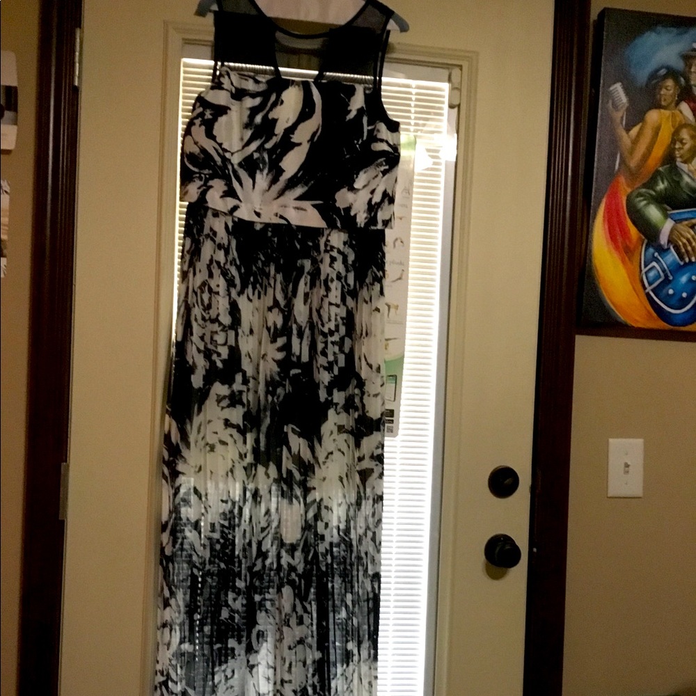 NWOT - lovely for weddings, day parties, or brunch